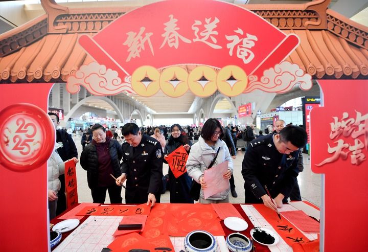 回家的路就是年——2025年春运启程观察(图3)