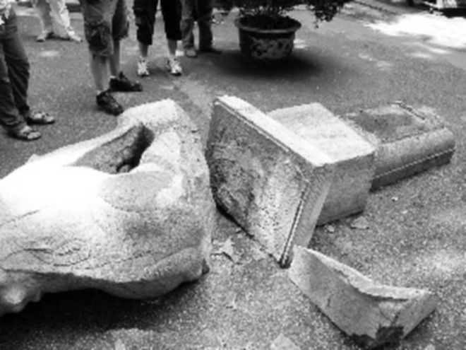 司机倒车撞坏“石狮子”以为不值钱就开车走了过了几天景区:赔偿60万(图1)