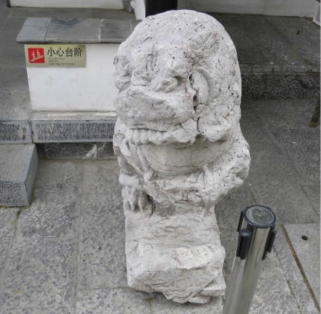司机倒车撞坏“石狮子”以为不值钱就开车走了过了几天景区:赔偿60万(图2)